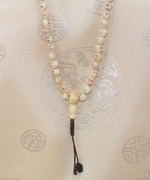 Mala Tibétain en Têtes de Mort – 108 Perles Résine Ivoire Artisanat du Népal