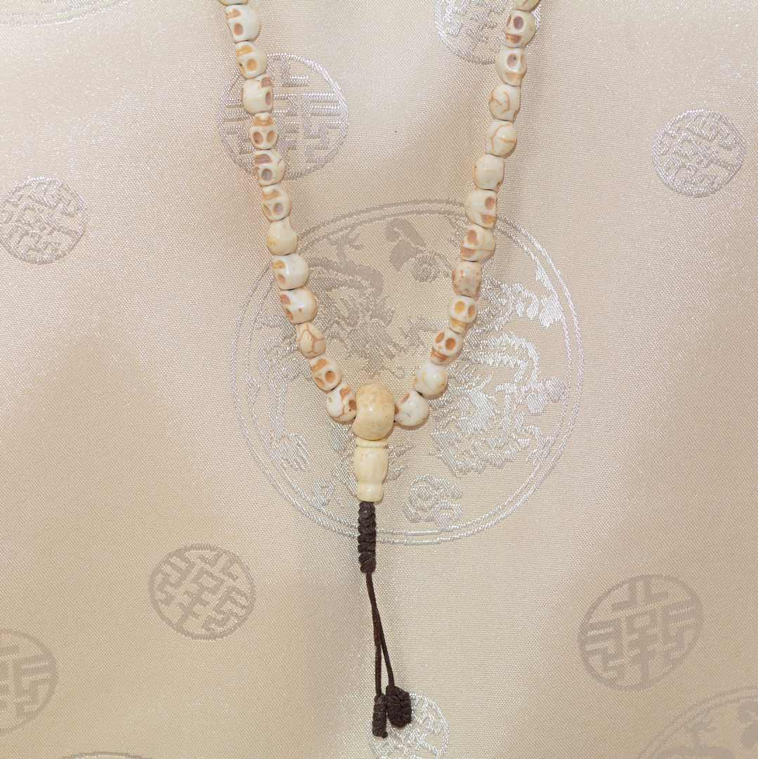 Mala Tibétain en Têtes de Mort – 108 Perles Résine Ivoire Artisanat du Népal